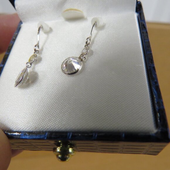 14K White Gold Hoop Dangle Earrings With CZ Gemstones 1.3 g Weight - Picture 8 of 9